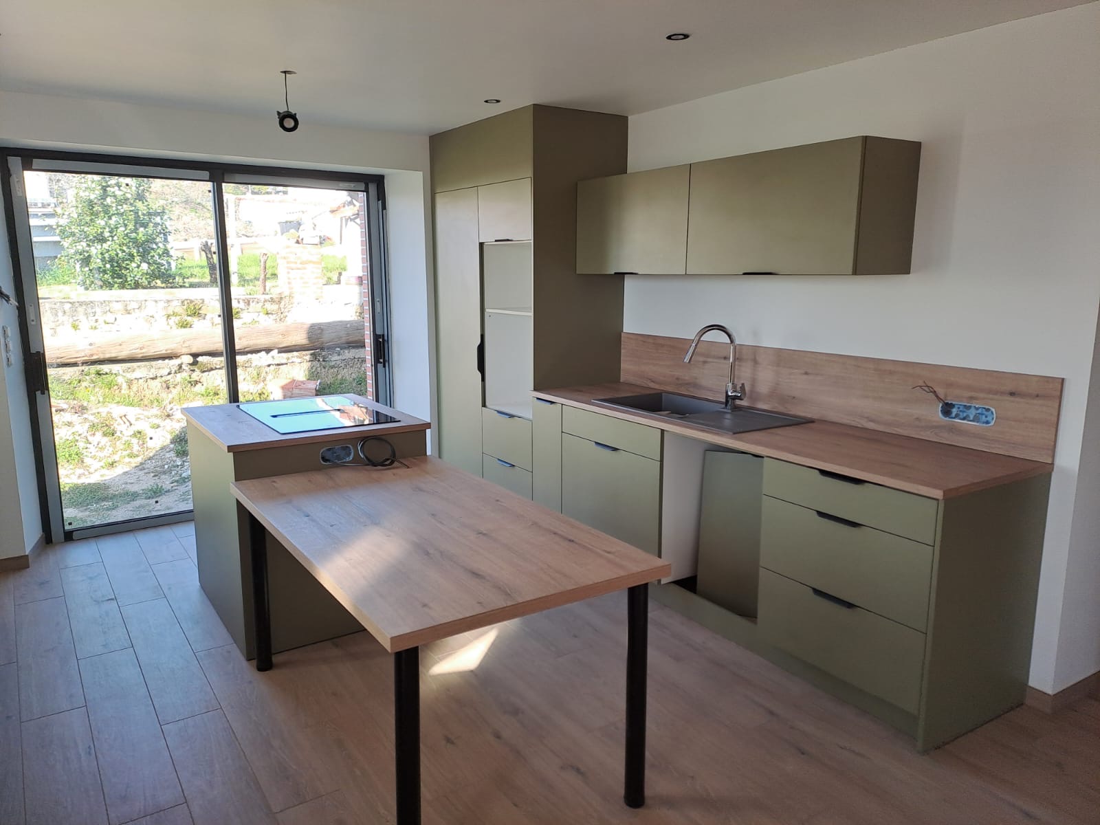 Cuisine moderne sur mesure vert olive et bois avec îlot central à Marcilly-le-Châtel